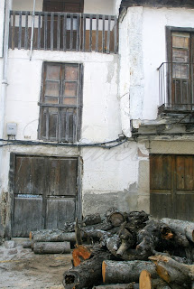 Tornavacas barrio con troncones