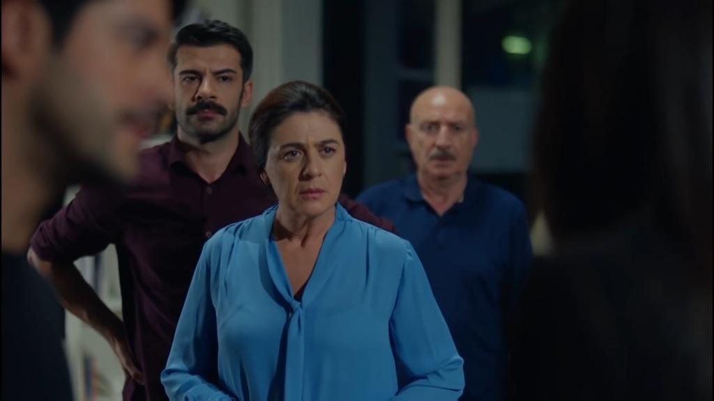 Wieczna miłość odcinek 159: Wszyscy dowiadują się, że Asu jest siostrą Emira! Zeynep prosi Hakana, by ją poślubił! [Streszczenie + Zdjęcia]