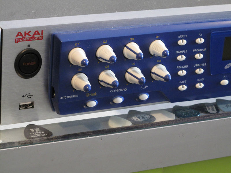 MATRIXSYNTH Akai Z8 Digital Rack Sampler with Remote Front Panel