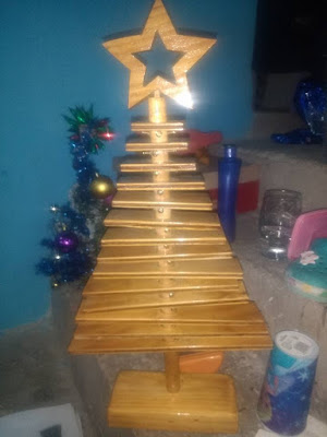 Árbol de Navidad hecho con madera