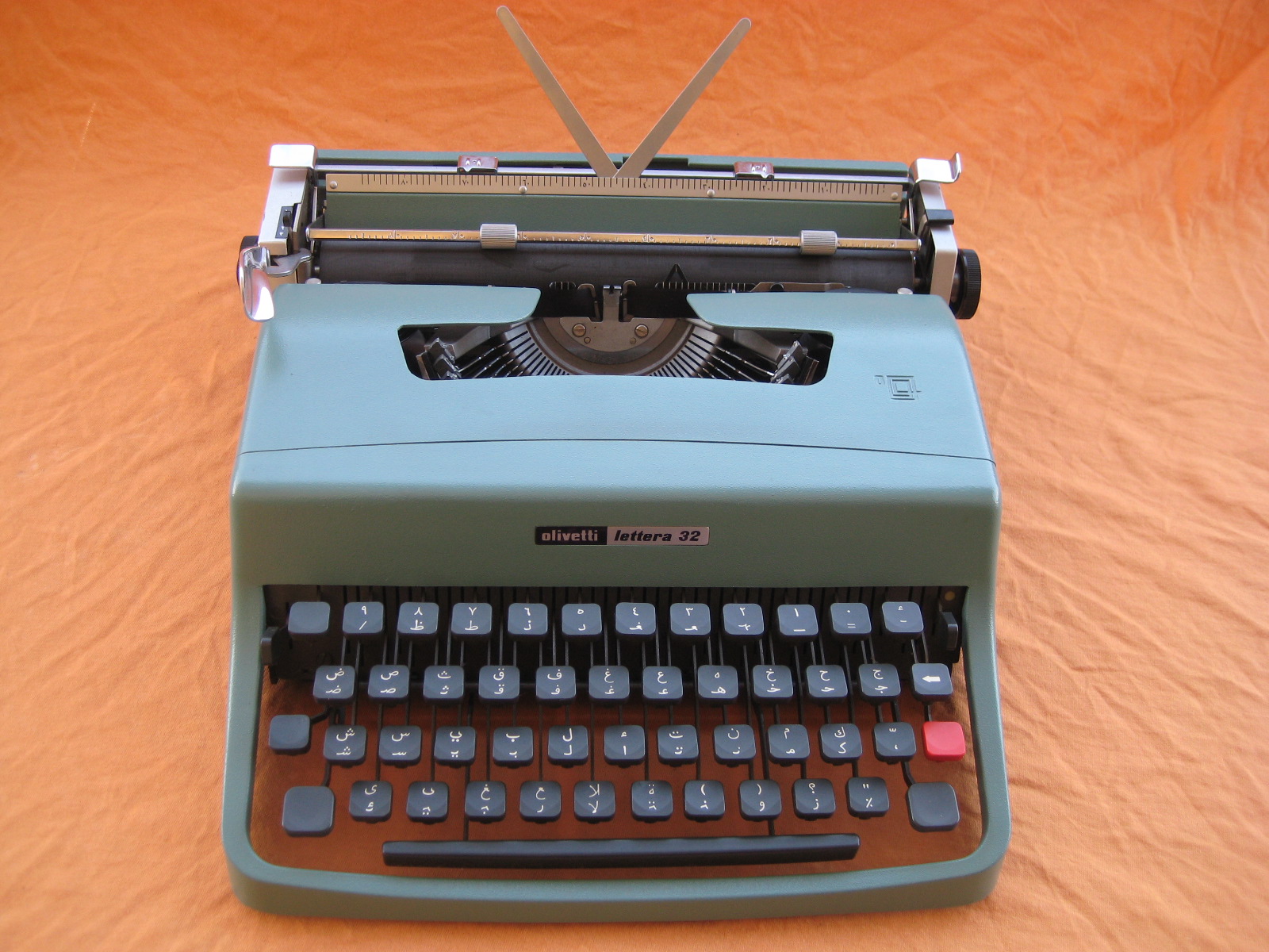 Retro Tech Geneva Olivetti Lettera 32 Portable Manual Typewriter Arabic