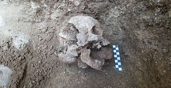 'Criança vampira' enterrada com pedra na boca em ritual anti-vampiro para proteger os vivos há 1500 anos