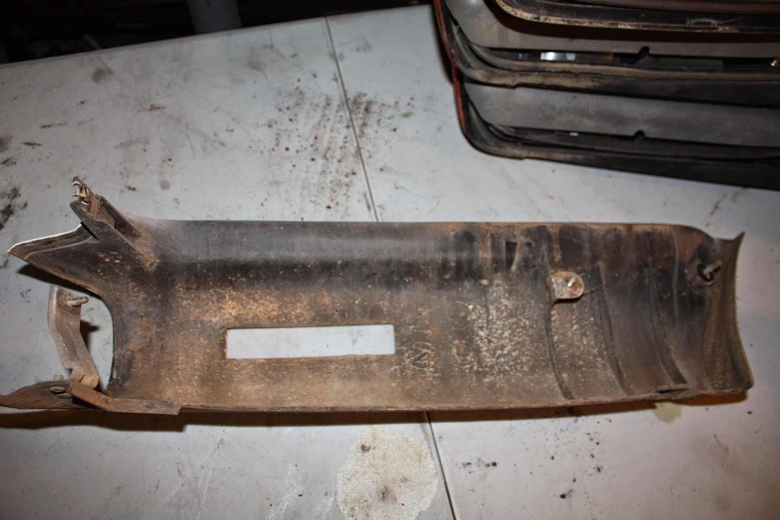 KrEvCon BMW Parts Driver's Side E30 Rear Bumper Trim (White)