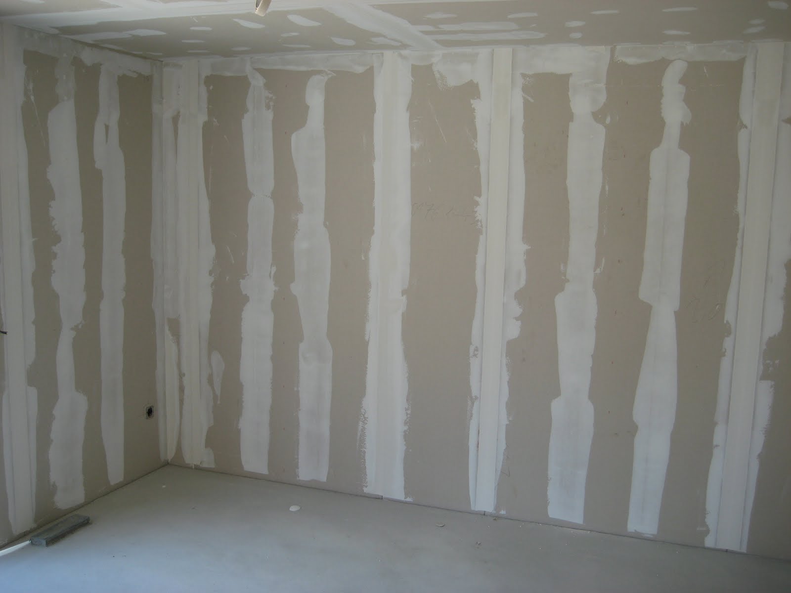 Unser Hausbau: Die ersten Fliesen sind verlegt