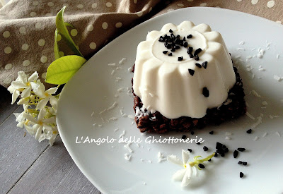 panna cotta al cocco su cialda al chocolight e riso soffiato, chocaviar e cocco rapè