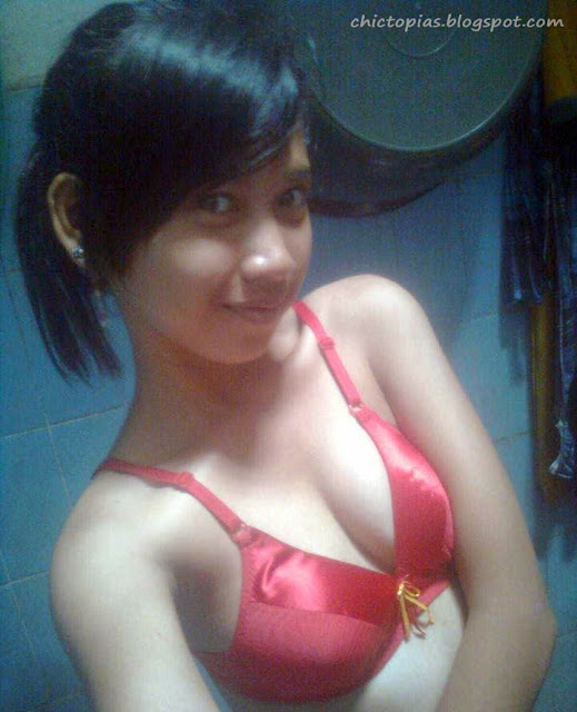 Foto Jilbab ABG Manis Colok Memek Pakai Gayung Air