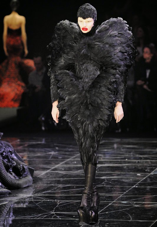 Inside Alexander McQueen Savage Beauty Marclovesme Moda, sneakers