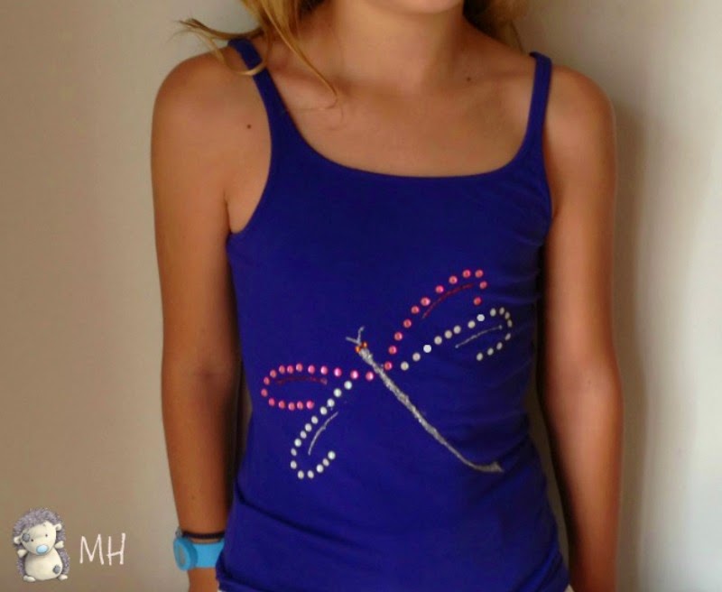 niña con camiseta de libélula