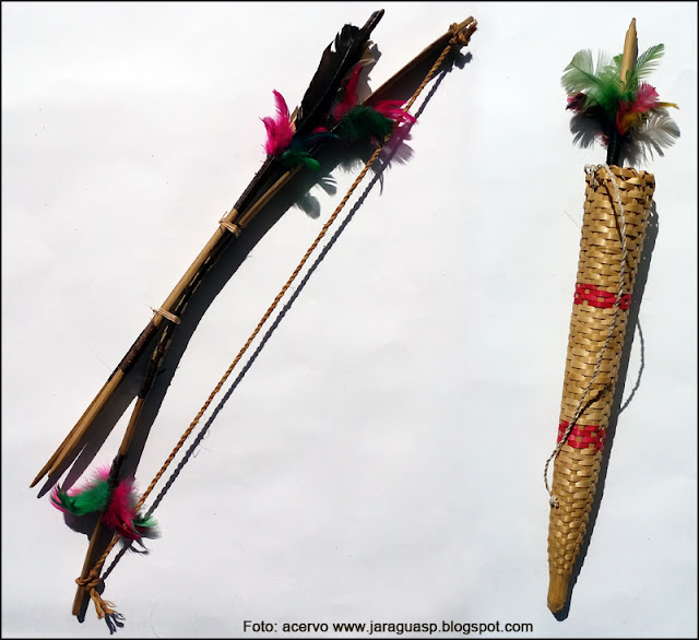 Arco, flechas e suporte das flechas fabricados por Marina Ara Poty