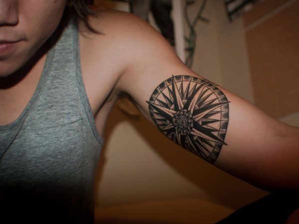 Vemos a una chica joven con un tatuaje en el biceps