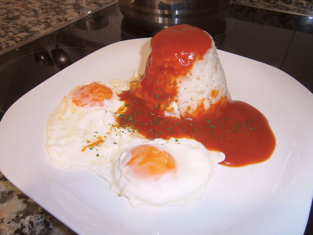 Arroz a la cubana (con huevo y salsa de tomate)