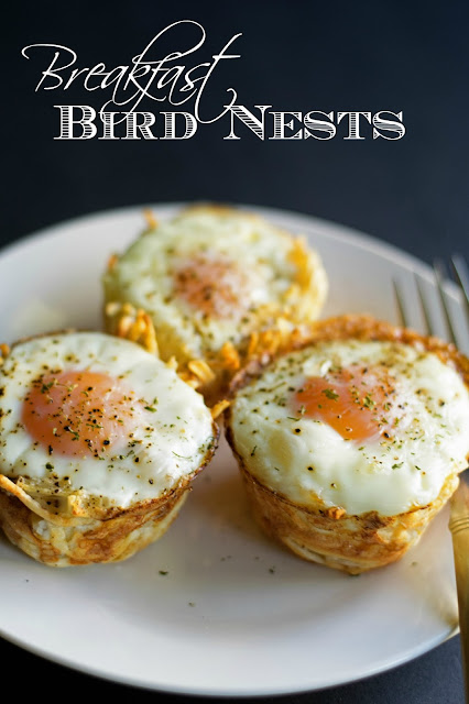 The finished breakfast bird nests, on a white plate, with the title above.