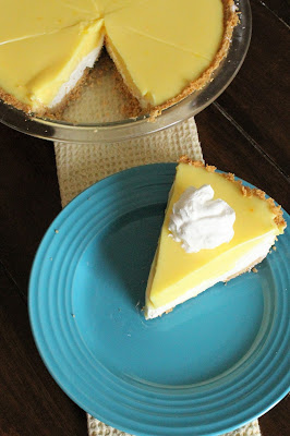 Easy Lemon Pie - perfect and simple pie to bring to any spring or summer event #PiDay