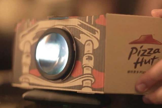 Das Pizza Hut Projektor Projekt | Die Pizza Box wird zum Beamer | Atomlabor Blog
