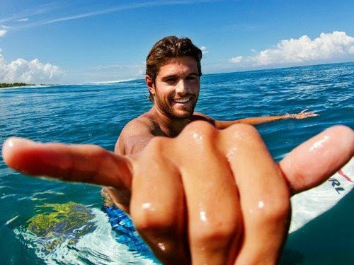 Άντρες ηλιοκαμένοι, γυμνασμένοι το Καλοκαίρι, Πάρα πολλές φωτογραφίες με όμορφους άντρες σε καλοκαιρινή διάθεση