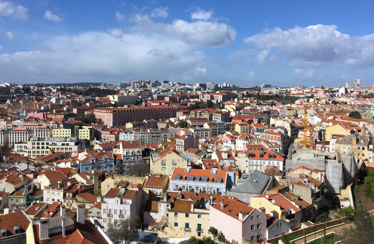 Miradouro da Graca Blick Aussicht Lissabon Rooftop Castelo Brücke