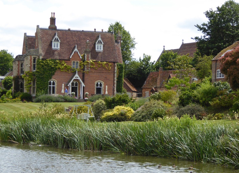 nbTentatrice Monty nearly meets his namesake in Kintbury