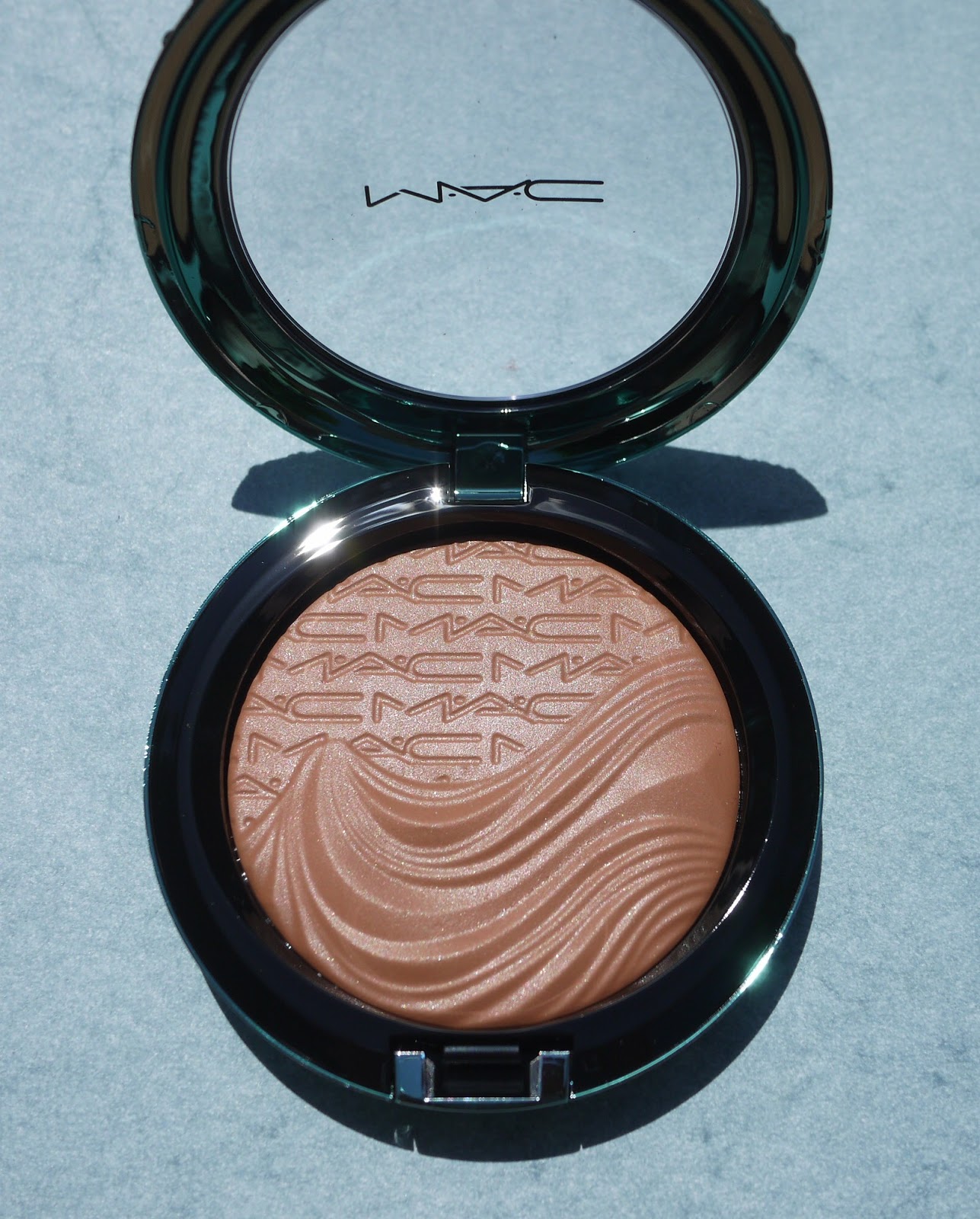 Best Things in Beauty M·A·C Extra Dimension Bronzing Powder in Delphic