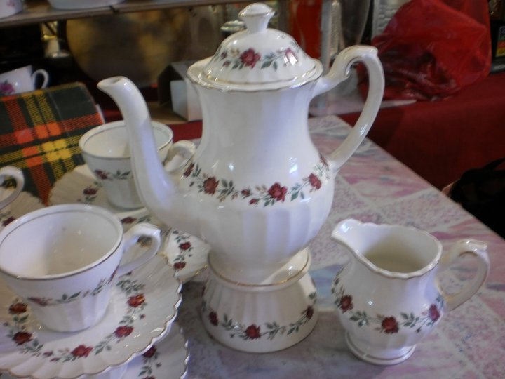 Bonnie's collection J & G MEAKIN ENGLAND TEA SET FOR SALE..