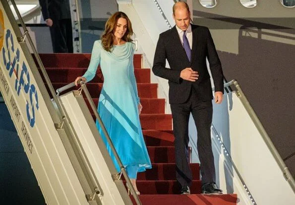 Kate Middleton wore a turquoise outfit by Catherine Walker. Zeen beaded chandelier earrings, she carried Zeen clutch