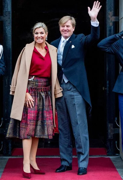 Queen Maxima and Princess Beatrix at New Years reception. Maxima wore Natan dress, Natan pumps