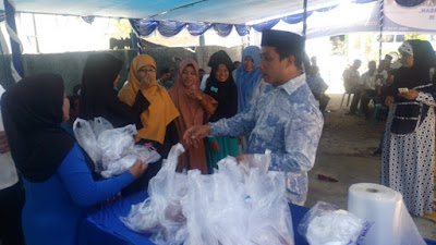 Ketua DPD PAN saat menyerahkan daging Qurban Ketua DPD PAN saat menyerahkan daging Qurban
