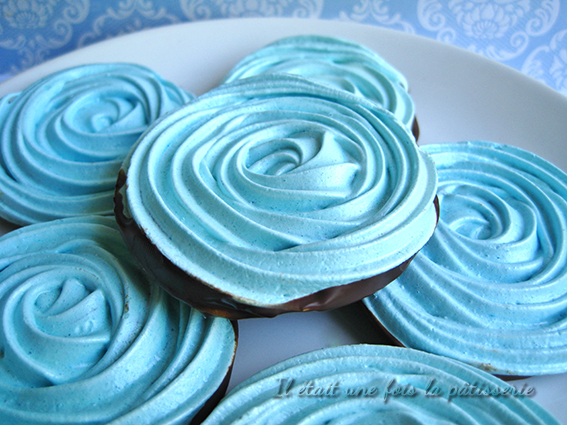 http://www.iletaitunefoislapatisserie.com/2013/06/jolies-meringues-bleues-au-chocolat.html