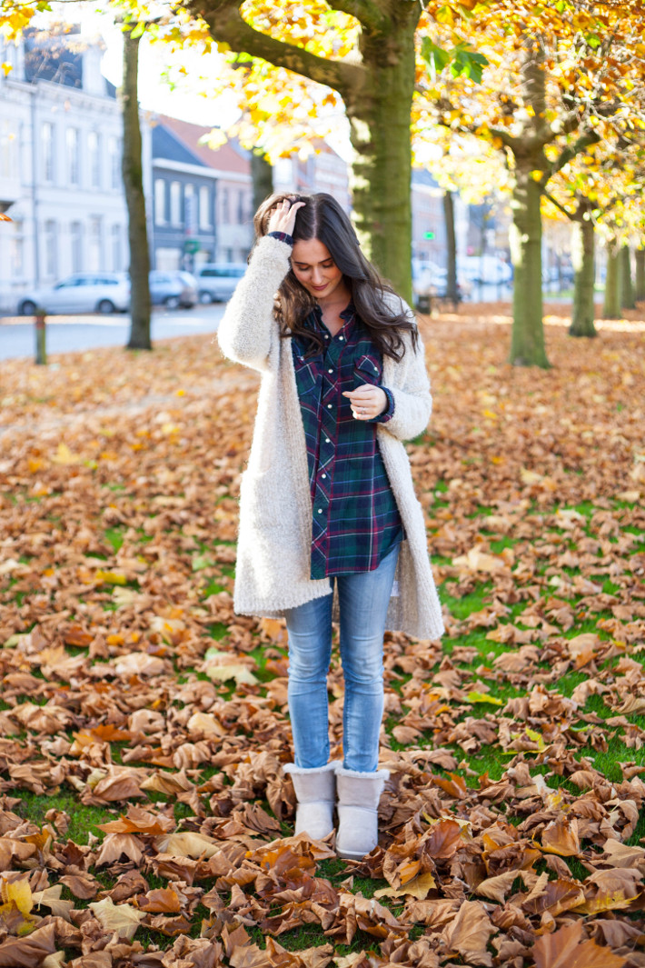 outfit: fall casual in plaid, skinnies, Selene Ugg boots and oversized knit cardigan
