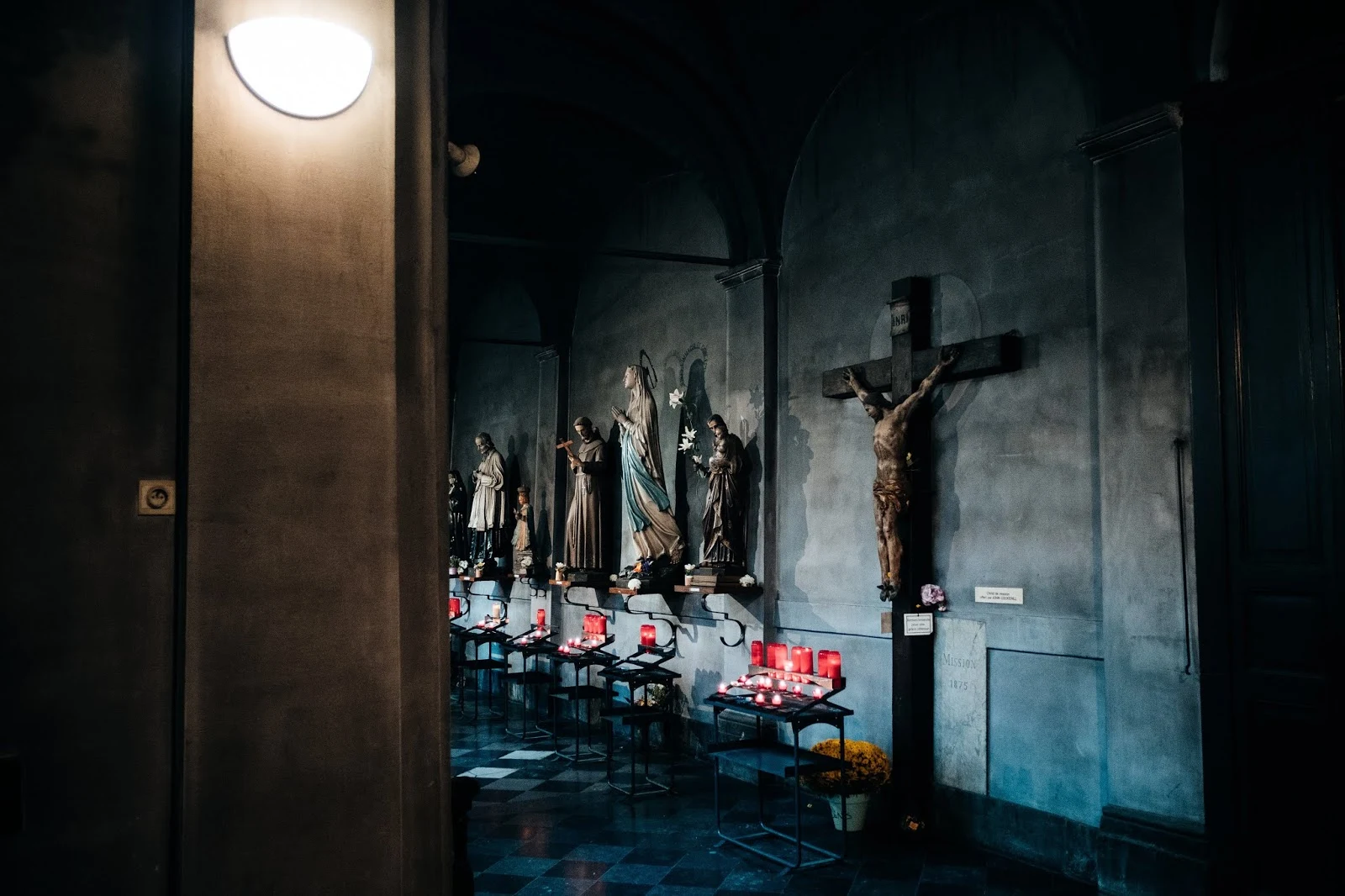 Estátuas em uma das catedrais católicas pelo mundo