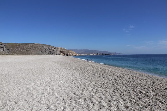 Playa de los Muertos con vista hacia Carboneras