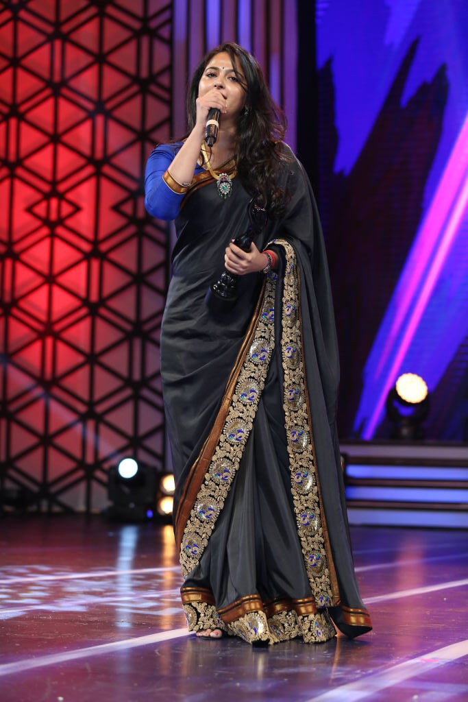 Filmfare-Awards-South 2016-actress-red-carpet-anushka