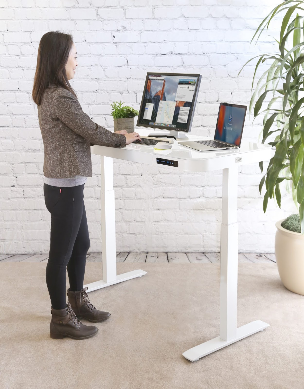 Seville Classics Introduces AIRLIFT Tempered Glass Electric Desk at CES