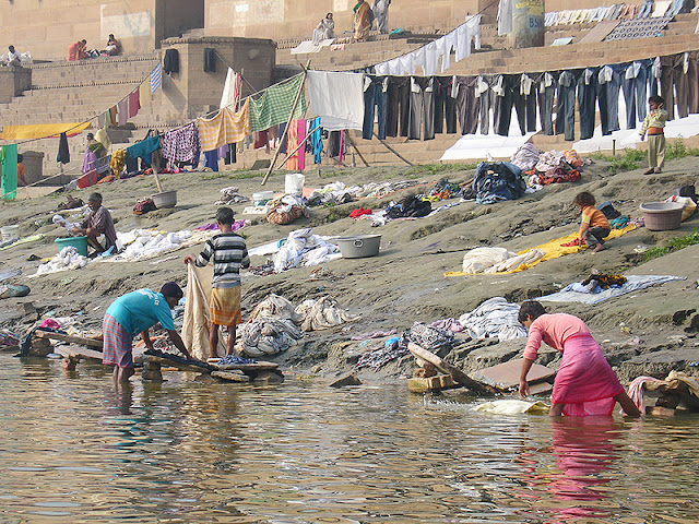 Indiens qui font la lessive sur les rives du Gange