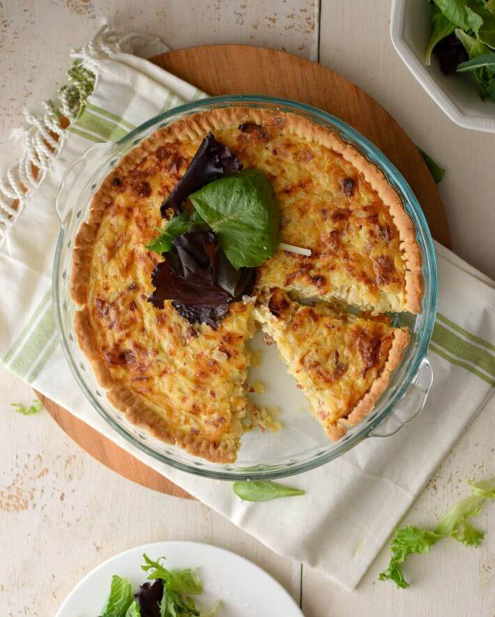 Quiche de queso suizo, cebolla y Bizcochos y Sancochos