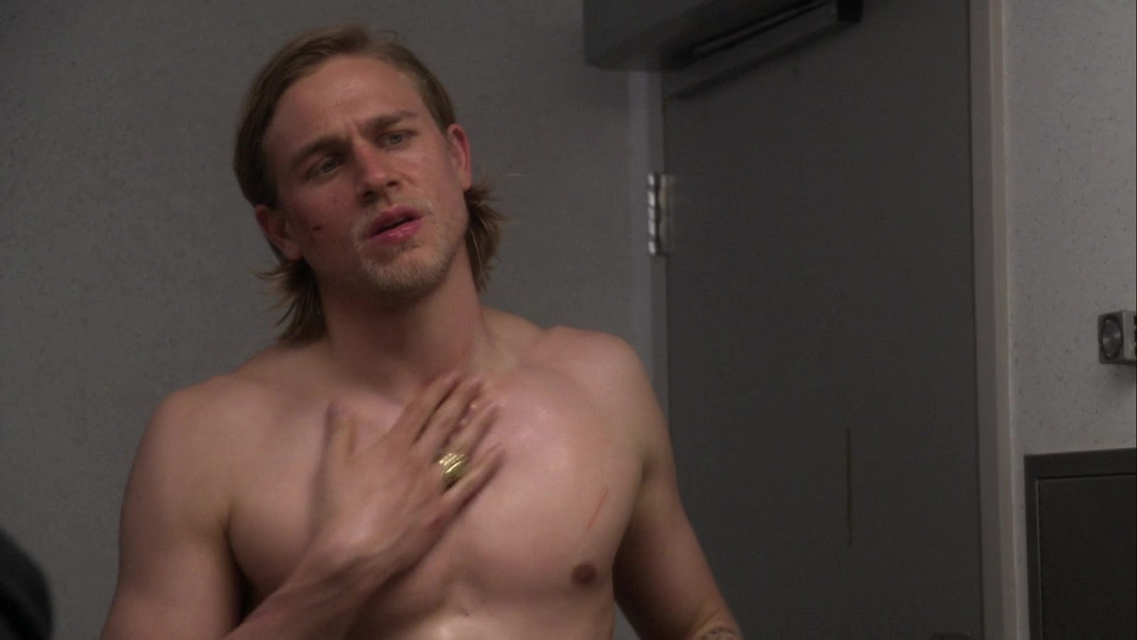 Charlie Hunnam shirtless in Sons Of Anarchy 1-01 "Pilot" .