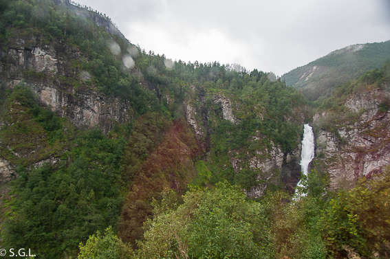 Cascada en la carretera de Staheimskleiva. El tren de Flam y la excursion Norway in a nutshell