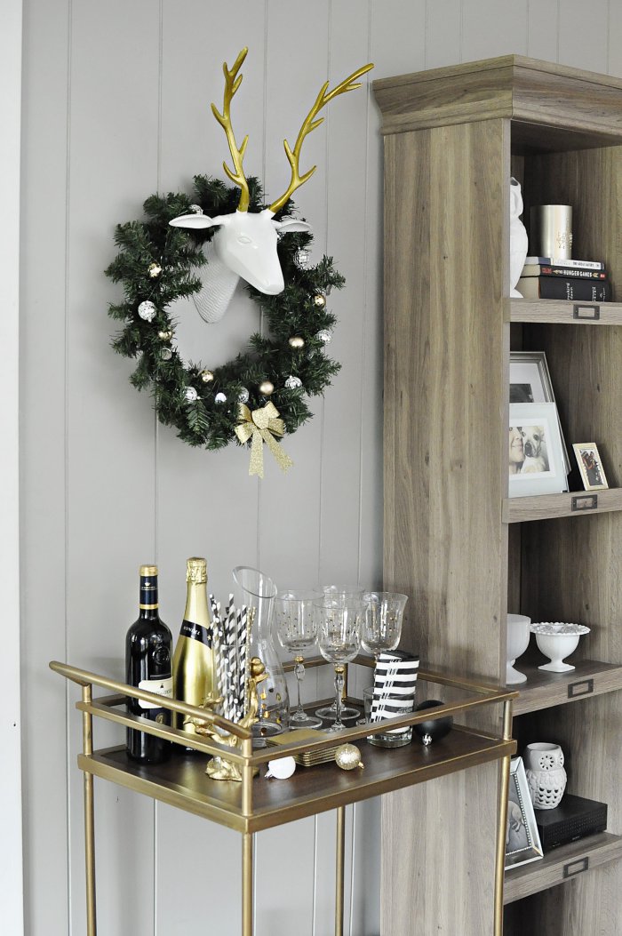 Christmas Decor Inspiration: Beautiful holiday photos featuring decor in bronze, gold, black, white, and red. So many great ideas to decorate all the rooms in your house this holiday season. | via monicawantsit.com