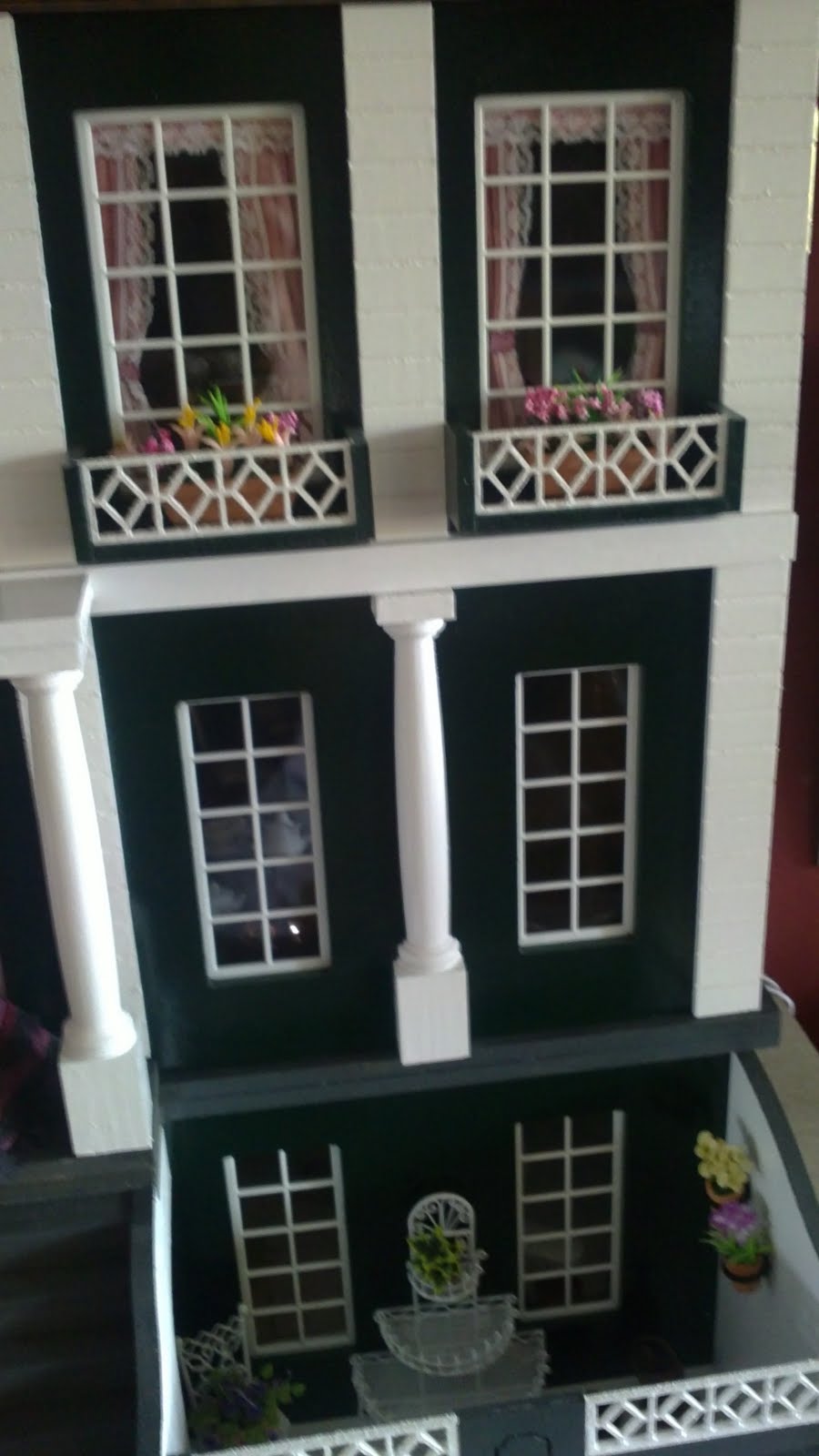 misminicasas: Fachada de la Morcott, sótano y Señora de la casa