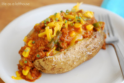 Baked potatoes covered in a delicious meat sauce that tastes just like the classic Shepherd's Pie. Life-in-the-Lofthouse.com