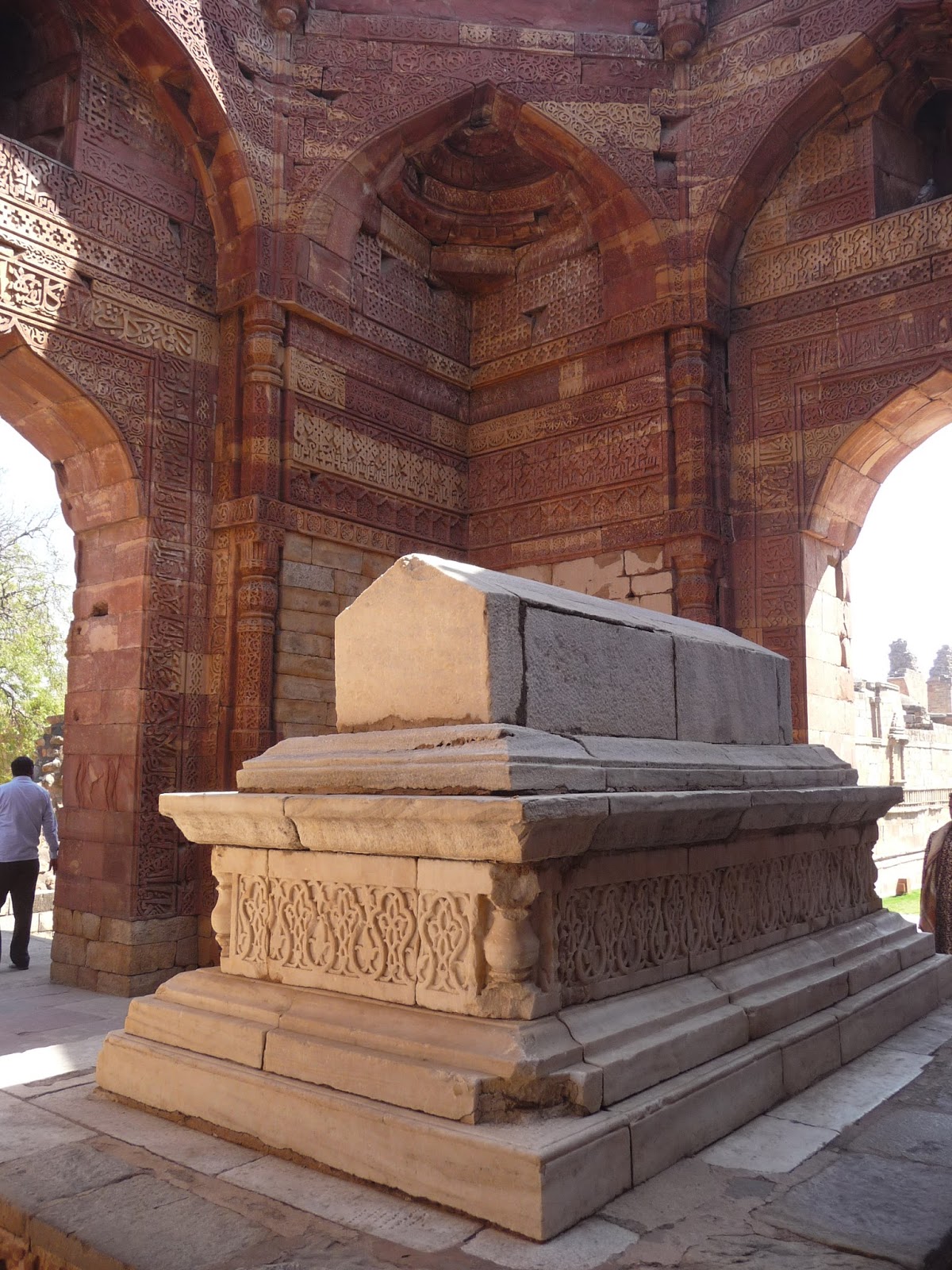 Delhi : Tomb of Sultan Iltutmish in the Qutub Complex The journey of