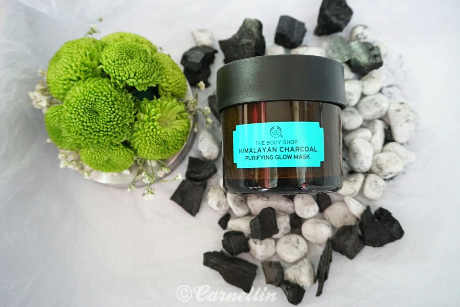 While you on earth.. The Body Shop Himalayan Charcoal Purifying Glow Mask