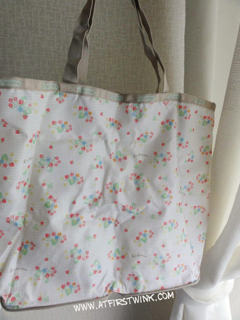 Le Sportsac Spring Summer 2011 Mook tote bag strawberry print
