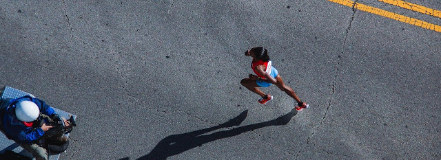 ¿CORRER SOLO O ACOMPAÑADO EN MARATÓN?