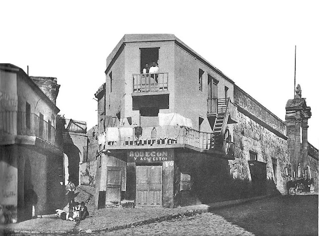 Increíble foto de la la puerta de la Ciudadela antes de moverse a la UTU. La misma es del año 1874