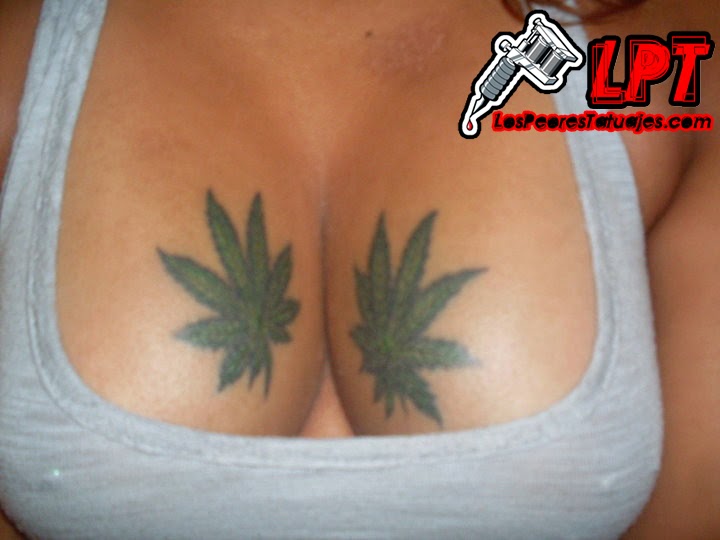 Tatuaje de marihuana en los pechos