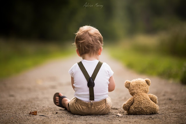 A inseparável amizade dos filhos de A inseparável amizade de crianças com seu urso Ted por Adrian Murray com seu urso Ted A inseparável amizade dos filhos de A inseparável amizade de crianças com seu urso Ted por Adrian Murray com seu urso Ted