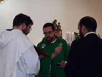 Pbro. Sergio bendiciendo la cruz para el misionero Enrique García misioneros, envío misionero
