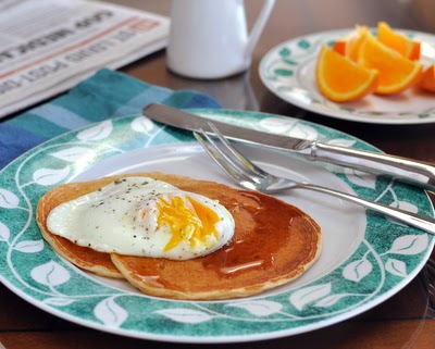 Cottage Cheese Pancakes, #HighProtein, #LowCarb pancakes made from scratch with cottage cheese, whole wheat flour and no added sugar and no added oil. And yet somehow they taste like regular pancakes! For Weight Watchers, 2 pancakes are just #PP5.