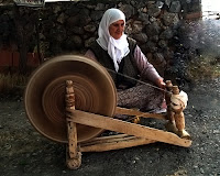 Çıkrık kullanan bir teyze