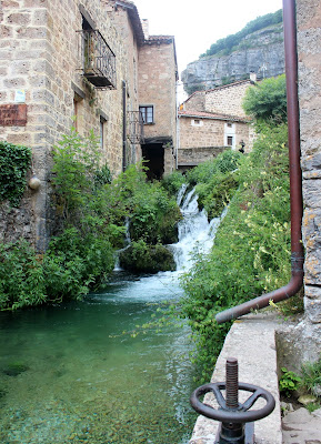 Orbaneja-del-Castillo Arroyo de Orbaneja del Castillo. Molino de agua.